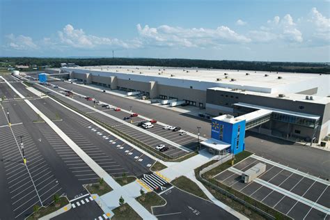 https://assets1.progressivegrocer.com/images/v/max_width_1440/files/s3fs-public/2024-05/walmart_greencastle_pa.jpg