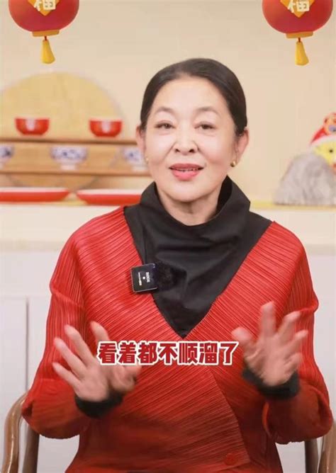 60岁的倪萍瘦成了衣服架子，网友:不能再瘦了！_减肥