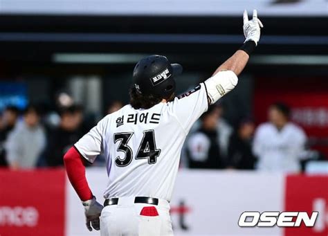 [Photo] Hilliard launches early solo home run - CHOSUNBIZ