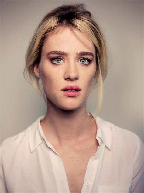 Mackenzie Davis biography, height, partner, age, family, net worth 2026 ...