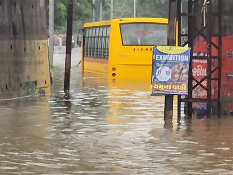 In Junagadh, the bus got stuck on the Zanzarda road due to the rain in ...