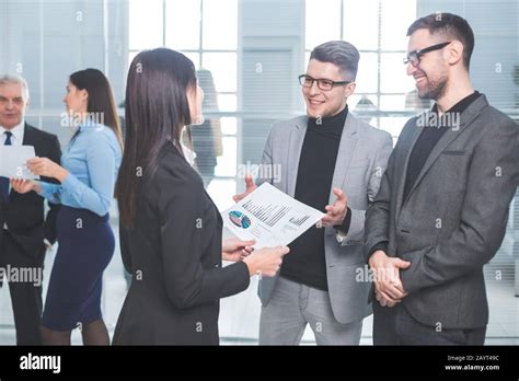 Business People Standing 的图像结果