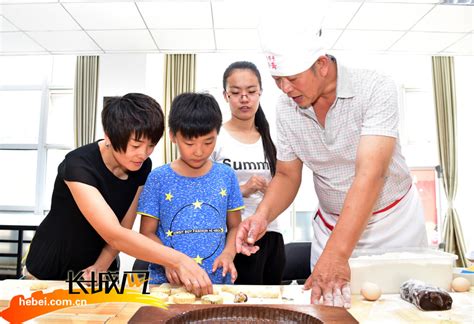 廊坊市广阳区：百姓自制手工月饼体验传统文化