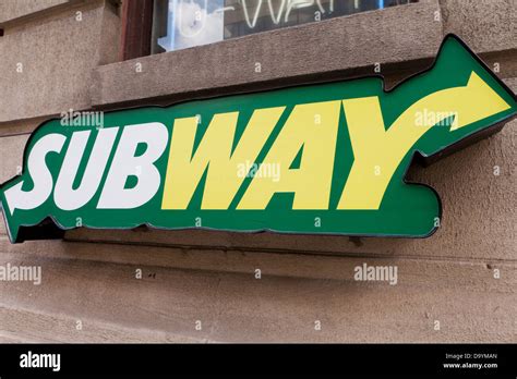Subway Restaurant Sign 的图像结果