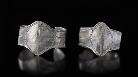 A PAIR OF SILVER BRACELETS, CLASSICAL GREEK PERIOD, 4TH CENTURY BC