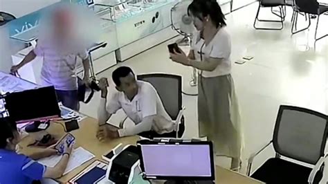 女子手机被偷补卡时恰遇小偷来刷机，当场质问拿回，男子慌到逃离_凤凰网视频_凤凰网