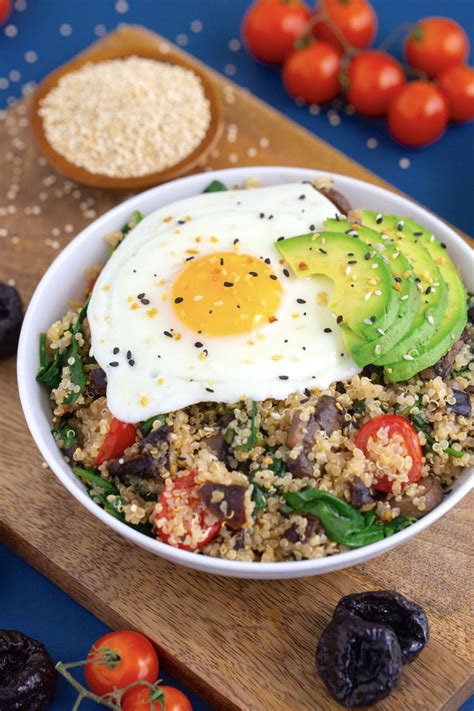 15-Minute Savory Breakfast Quinoa Bowl - Mind Over Munch
