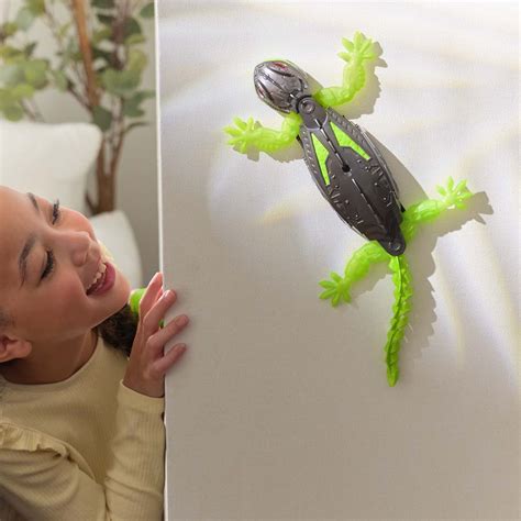 HEX BOTS Wall Crawler Gecko RC - Realistic Wall Climbing Gecko