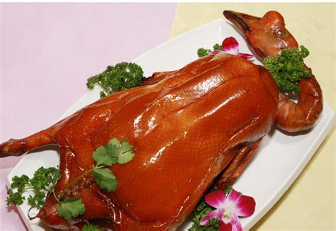这家用8斤重的黑棕鹅做烧卤，设计也很有“沉淀”感！-FoodTalks全球食品资讯