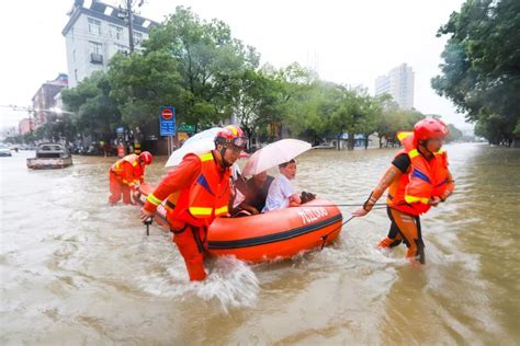 实拍：深圳消防员从下水道救出两名被洪水围困工人|下水道|消防员|实拍_新浪新闻