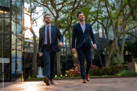 Business Men Walking in Line 的图像结果