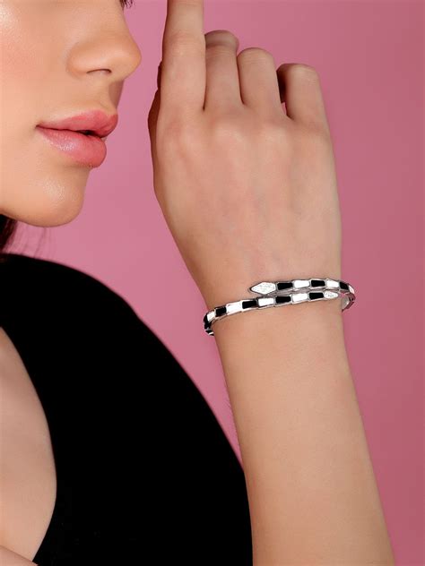 Bangles & Bracelets 3@1999 – Rubans