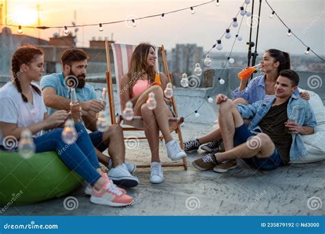 Qué significa "com si com sa" y cómo se utiliza en el lenguaje