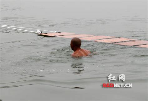 少林武僧成功水上漂120米刷新世界纪录(图)|少林武僧|水上漂_新浪新闻