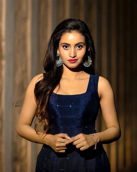 Deepika Pilli : బ్లూ డ్రెస్‌లో మెరిసిపోతున్న దీపికా పిల్లి... అదిరిన ఢీ ...