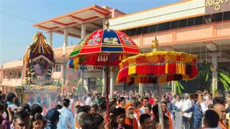 ಡಾ.ಶಿವಕುಮಾರ ಶ್ರೀಗಳ ಪುಣ್ಯ ಸ್ಮರಣೆ: ಸಿದ್ದಗಂಗಾ ಮಠಕ್ಕೆ ಹರಿದು ಬಂದ ಭಕ್ತ ಸಾಗರ ...
