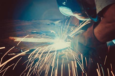 焊接的工作 架设技术钢工业钢焊工在工厂 工匠 库存图片. 图片 包括有 工匠, 焊接的工作, 架设技术钢工业钢焊工在工厂 - 94387991