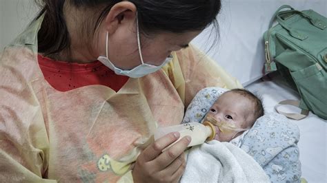 山东一女子怀孕25周产下龙凤胎，3个月后怀抱孩子竟猛扇自己耳光 - 哔哩哔哩