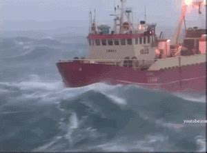 海南一渔船海上遭遇大风浪险倾覆，7位渔民获救_凤凰网视频_凤凰网