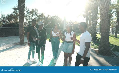 Black People Walking Together 的图像结果