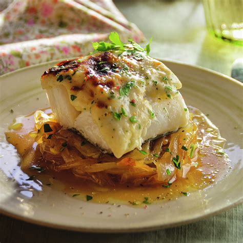 Bacalao gratinado con bechamel y cebolla caramelizada