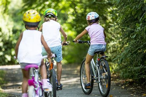 Kids Cycling 的图像结果
