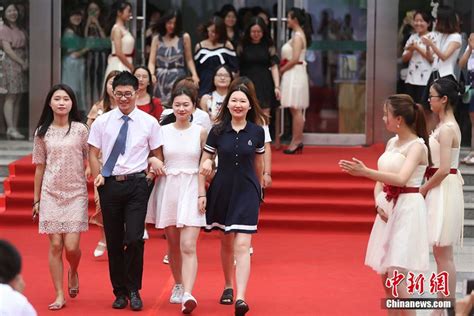 南京高校毕业生走红毯定格美好回忆--图片频道--人民网