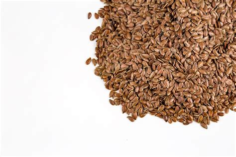 Linum usitatissimum es el nombre científico de la semilla de lino marrón. también conocido como ...