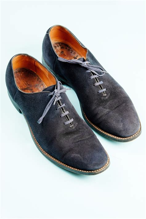 Elvis Presley's legendary blue suede shoes sell for over $150k at ...