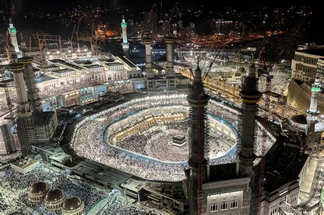 Massive crowds circle Kaaba as hajj begins in Saudi heat