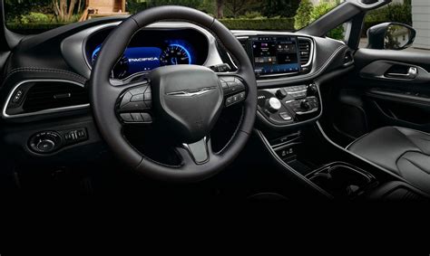 2025 Chrysler Pacifica Plug-In Hybrid Minivan