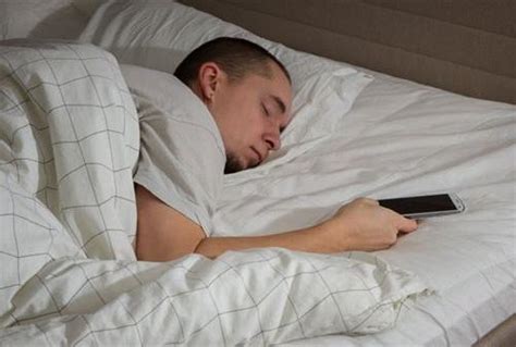舒肤灵：天天睡前玩手机的人，久而久之，你需要承担5个后果_睡眠_影响_少在