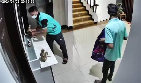 WATCH CCTV VIDEO: Disguised As Dunzo Delivery Boys, Thieves Steal ...