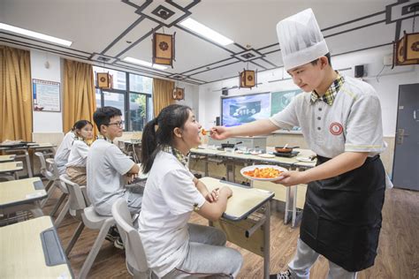 镇江市第三中学开学第一课“秀厨艺”_江南时报