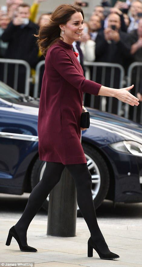 凯特王妃的“王室配色”美炸了！红大衣配红丝袜，精致又高级！__凤凰网