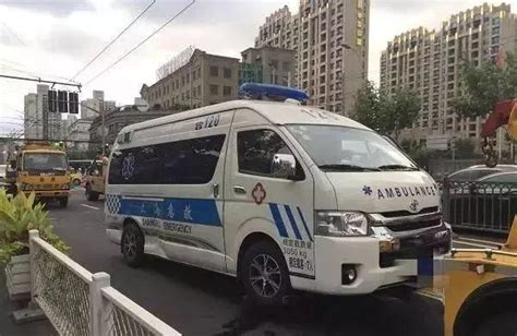 120救护车闯红灯被撞翻 行车记录仪拍下全过程-搜狐大视野-搜狐新闻