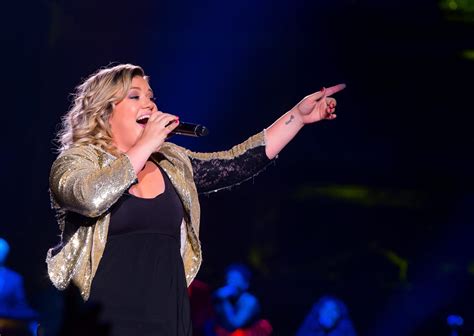 Kelly Clarkson Reveals Pregnancy Number 2 During Show - Fame10