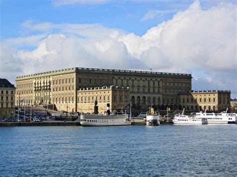 Rosendals slott i Stockholm: Den svenske kongefamilien har 11 statseide slott. Ett av dem er så ...