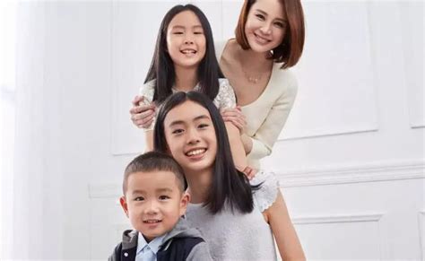 关悦带三个孩子拍宣传片很温情，女儿高挑漂亮，儿子像翻版佟大为_照片
