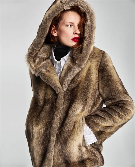 ABRIGO TEXTURA EFECTO PELO CAPUCHA de Zara | Abrigos