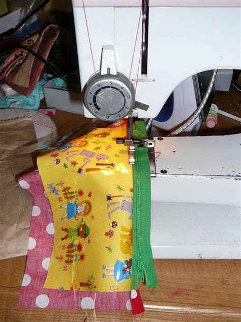 Clear Vinyl Zipper Pouch Tutorial 的图像结果