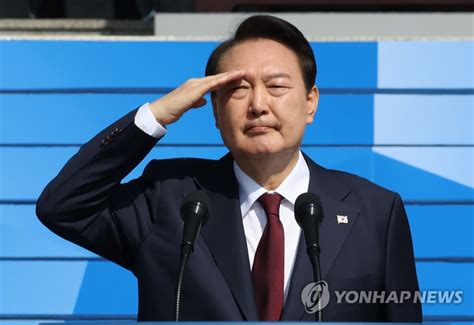 거수경례하는 윤석열 대통령 | 연합뉴스