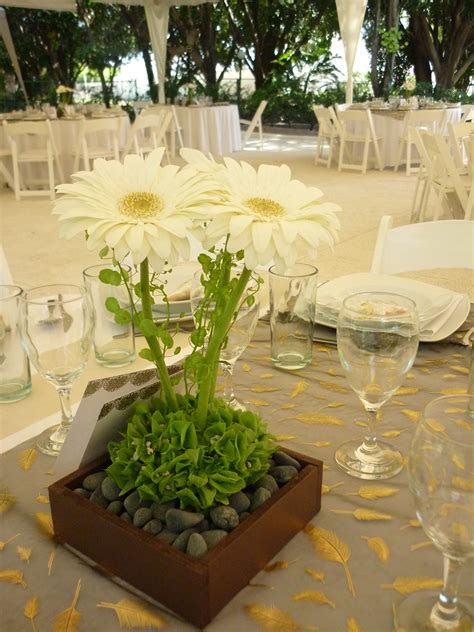 Centro de mesa con gerberas blancas de Florería el Paraíso en Quinta ...