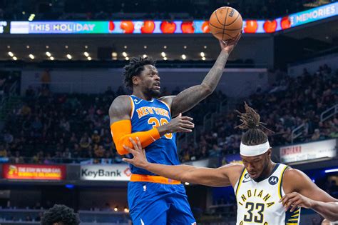Julius Randle shines late as Knicks beat Pacers to extend streak