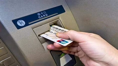 银行卡被吞了怎么办？只需一个简单动作，银行卡就会退回|银行卡|ATM机|密码_新浪新闻