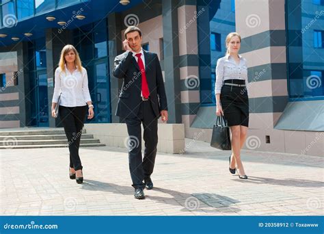 Business People Walking in New York 的图像结果