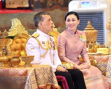 泰国王室官宣国王王后最新肖像照！一身金色裙，比当时贵妃都惊艳_苏提达