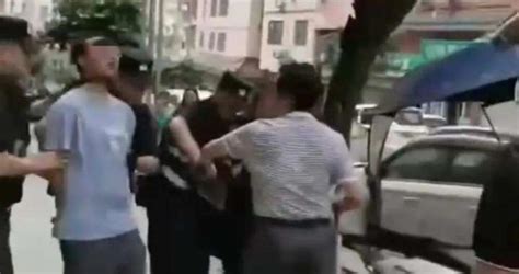 男子持刀在街上挥砍闹事，警方通报：男子被控制，一名辅警受伤_凤凰网视频_凤凰网