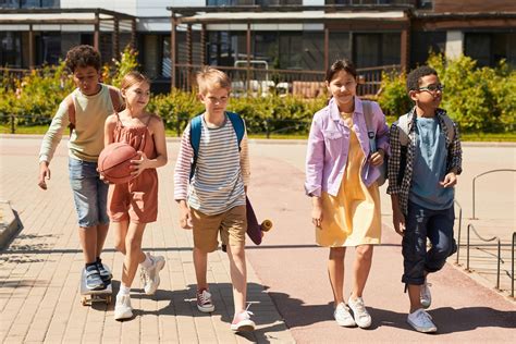 Children Learning Outside 的图像结果