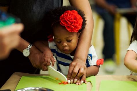 Child Cooking 的图像结果